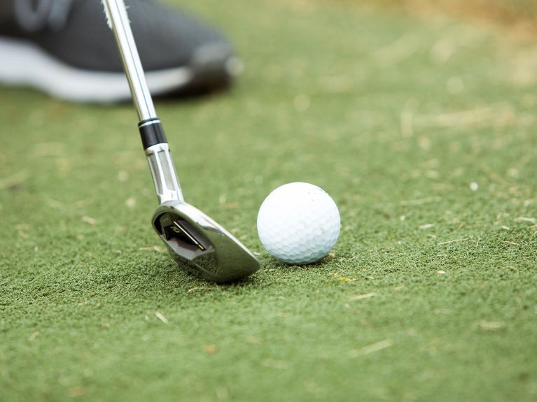 Golfball und Golfschläger Golfball und Golfschläger