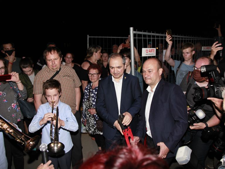 Burmistrzowie Octavian Ursu i Rafał Gronicz otwierają w czerwcu 2020 roku granicę zamkniętą wcześniej z powodu pandemii COVID-19. Burmistrzowie Octavian Ursu i Rafał Gronicz otwierają w czerwcu 2020 roku granicę zamkniętą wcześniej z powodu pandemii COVID-19.