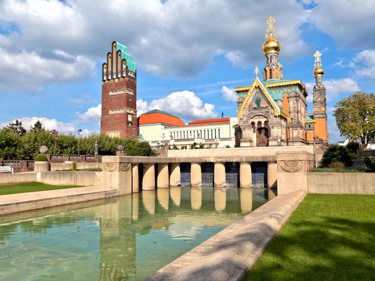 Mathildenhöhe em Darmstadt: A torre Hochzeitsturm (à esquerda) é o cartão postal da cidade. À direita está a Capela Russa. 