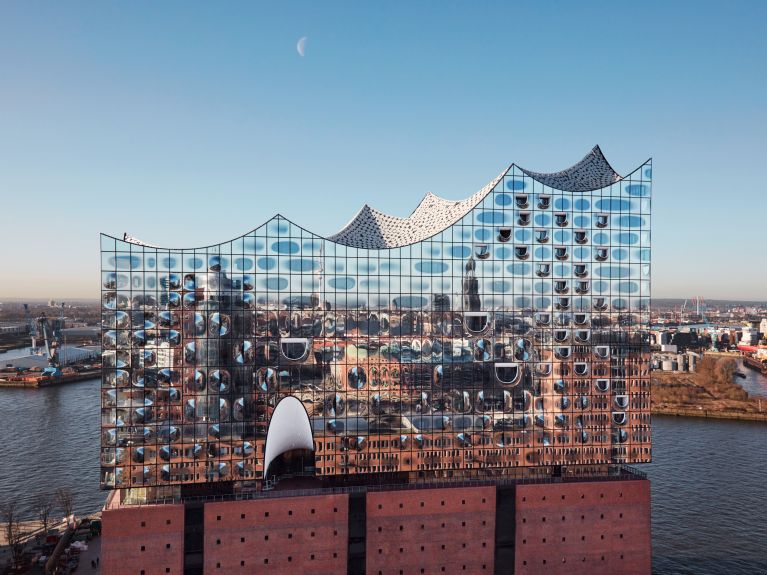 Sphärische Schwünge: Jedes Fassadenelement der Elbphilharmonie ist ein Unikat.