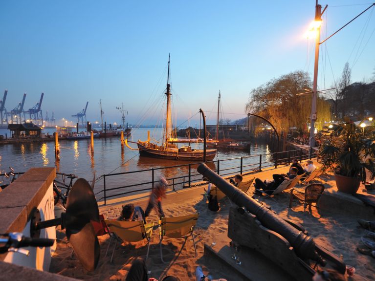 Enjoy the Elbe: sitting on a sandy beach on the banks of the Elbe.