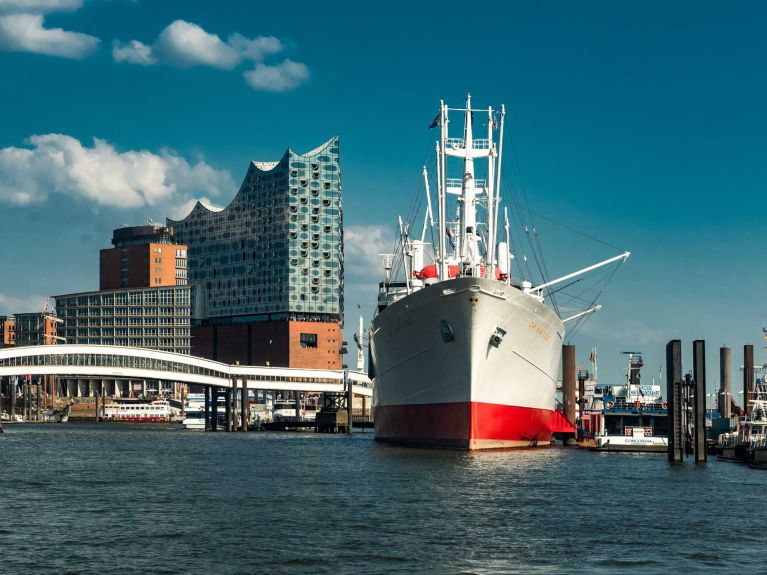 Hamburg Landungsbrücken und Elbphilharmonie