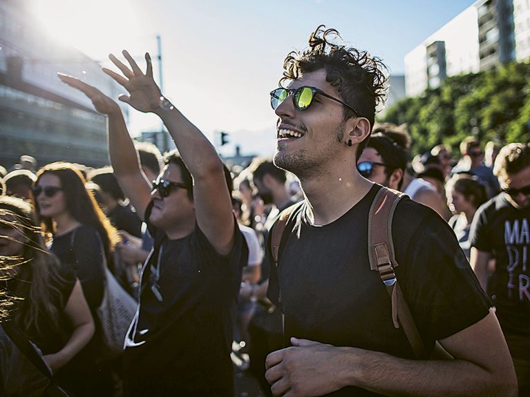 Fiestas sin límites: jóvenes de Europa se dan cita durante el verano en los grandes festivales de la música 