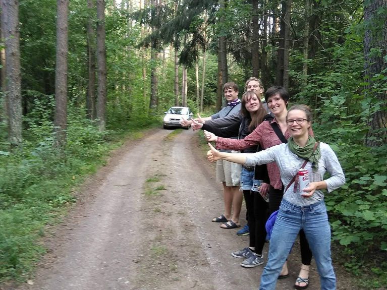Antje, Ela and Hanoch are hitch-hiking through the Baltic states