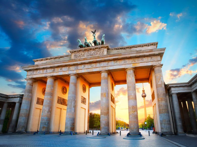 游览欧洲城市的游客的热点：柏林的勃兰登堡门。