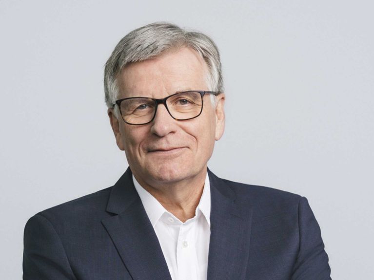 Dr. Hubert Lienhard, Vorsitzender des Asien-Pazifik-Ausschusses der deutschen Wirtschaft Dr. Hubert Lienhard, Vorsitzender des Asien-Pazifik-Ausschusses der deutschen Wirtschaft