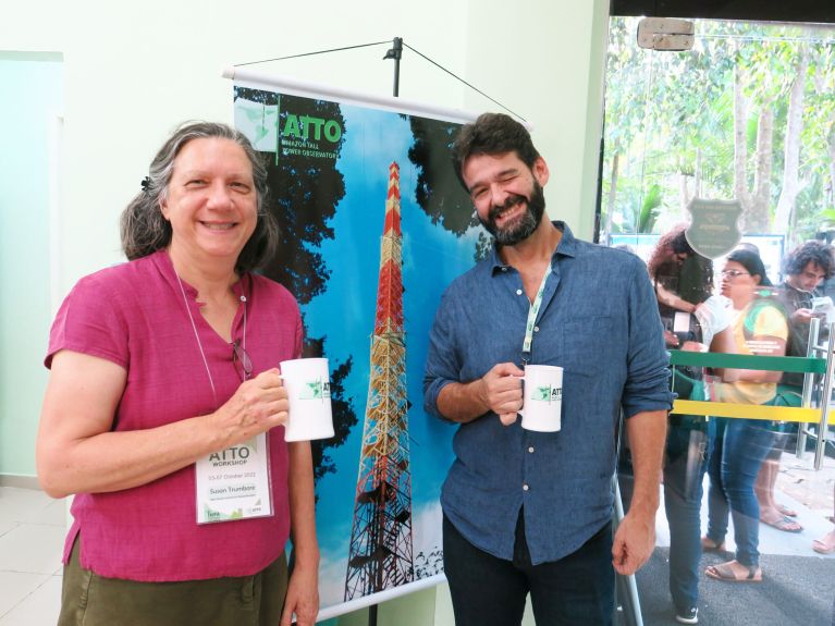 Sue Trumbore e o coordenador brasileiro Beto Quesada
