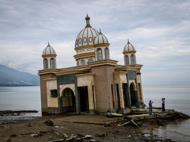 Eine Moschee nach dem Tsunami am 28. September 2018