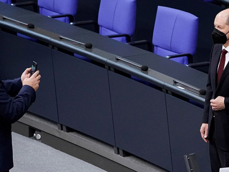 Nouripour (left) photographs Chancellor Scholz with Cem Özdemir