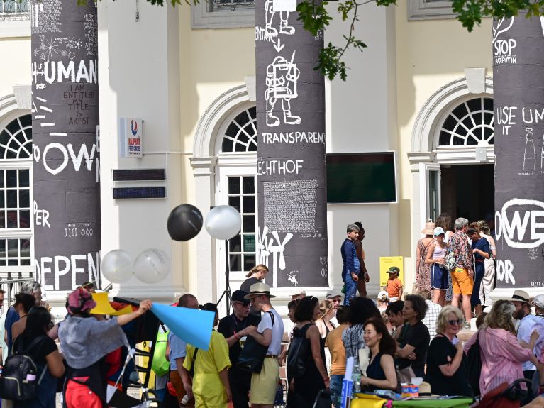 Visitors in front of the Fridericianum Visitors in front of the Fridericianum