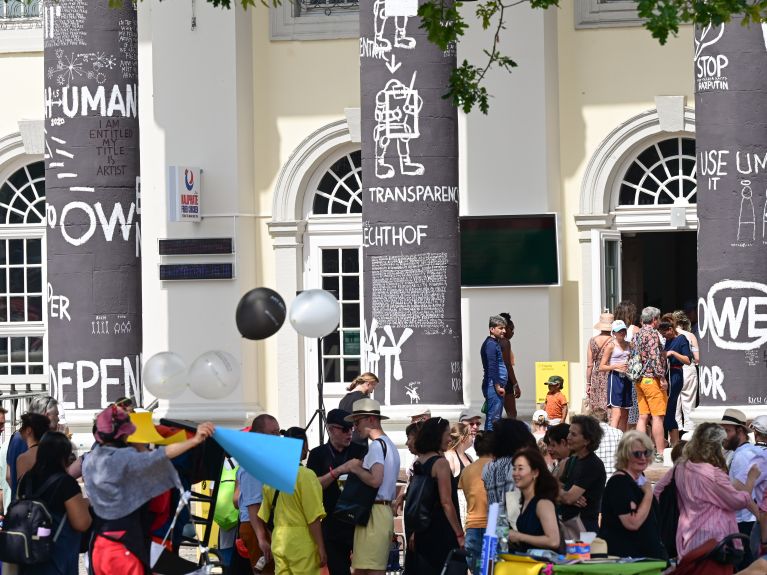 Des visiteurs devant le Fridericianum