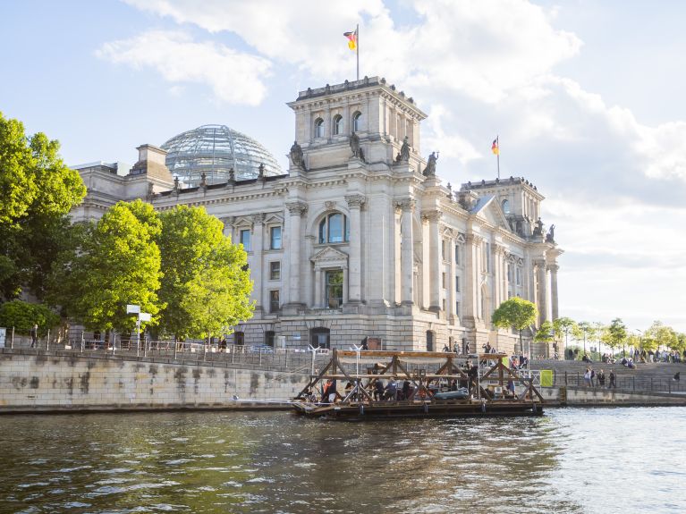 El proyecto “Citizenship”, de la Documenta, ante el edificio del Reichstag, en Berlín