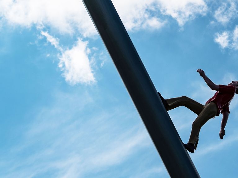 “Hombre caminando hacia el cielo”, de Jonathan Borofsky