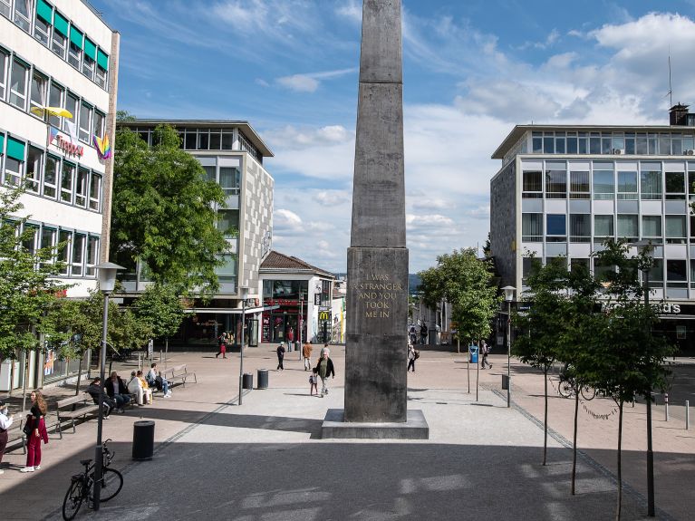 « Monument des étrangers et des réfugiés » d’Olu Oguibe