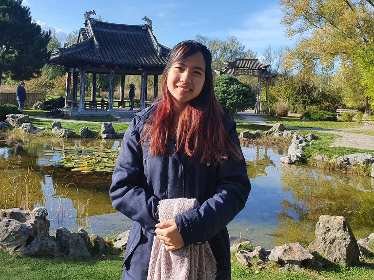 Huyen Nguyen in ihrer Freizeit im Iga Park in Rostock