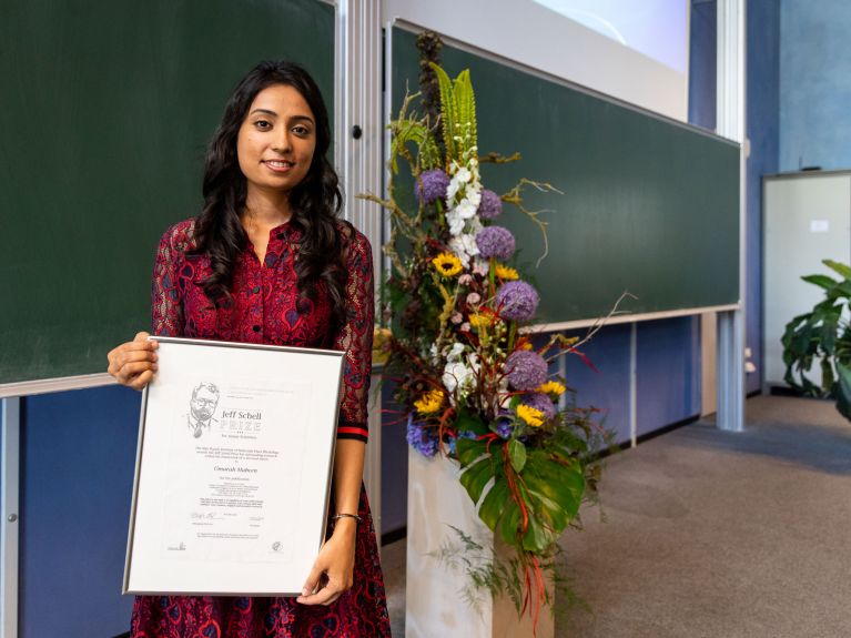 Premiada: Umarah Mubeen con el certificado del “Premio Jeff Schell” 