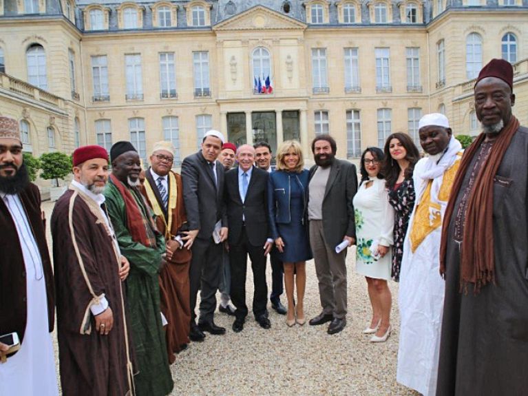 Die Imame im Élysée-Palast in Paris mit Frankreichs Première Dame Brigitte Macron