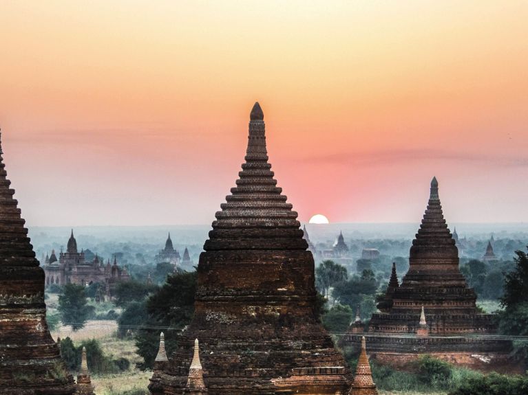 Die Königsstadt Bagan in Myanmar bei Sonnenuntergang