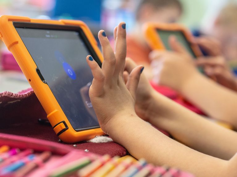 Kinder mit Tablet