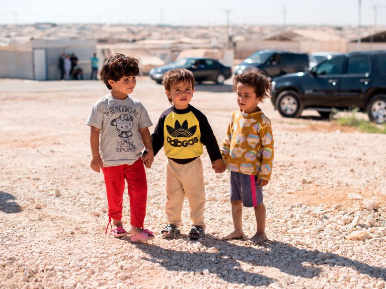 Des enfants dans un camp de réfugiés
