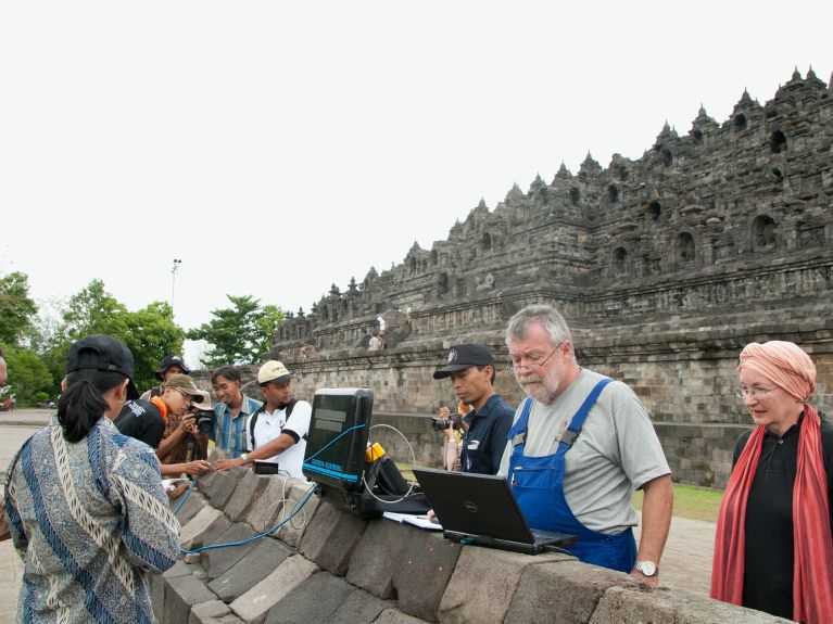Hans Leisen in Borobudur Hans Leisen in Borobudur