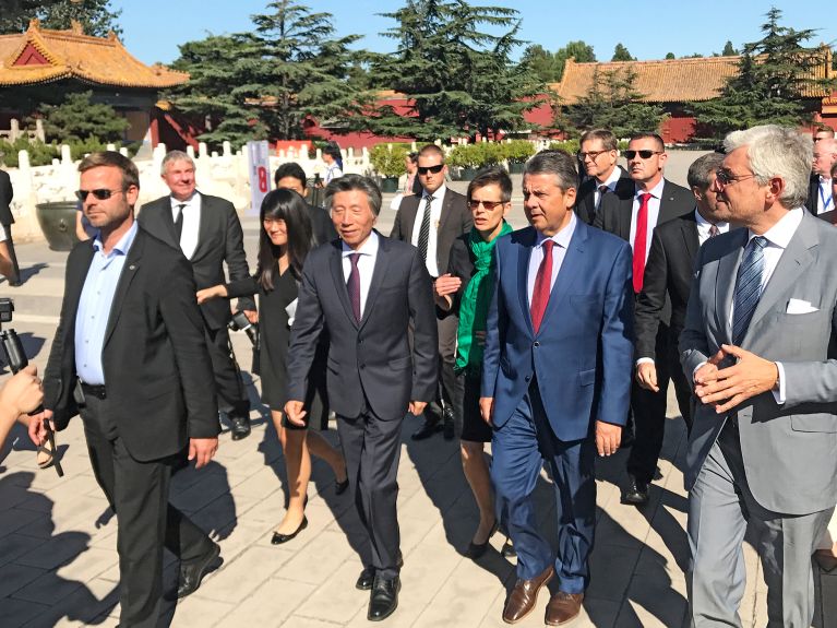 Sigmar Gabriel, Bundesaußenminister, bei der Eröffnung der Ausstellung in Peking Sigmar Gabriel, Bundesaußenminister, bei der Eröffnung der Ausstellung in Peking