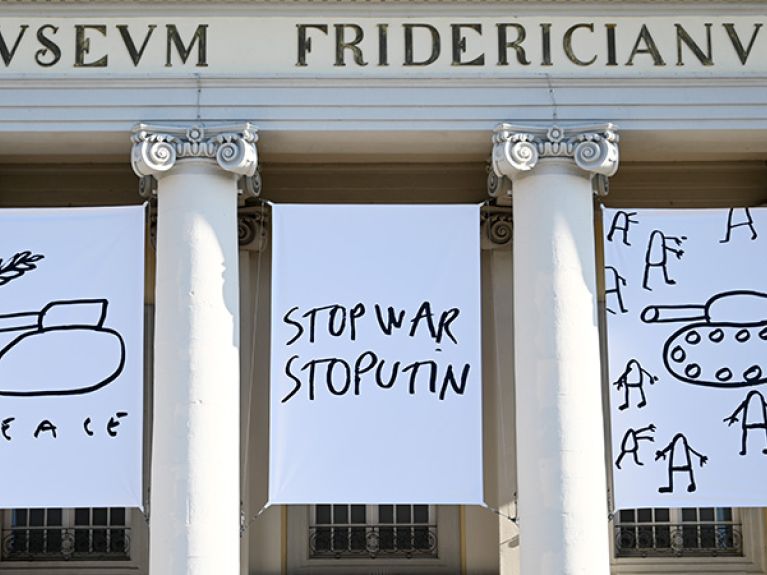 As a sign of solidarity, the "Anti War Drawings, 2022" by artist Dan Perjovschi are mounted on the Fridericianum in Kassel.