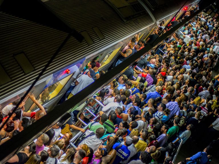 As vias de transporte público em São Paulo estão frequentemente supersaturadas.