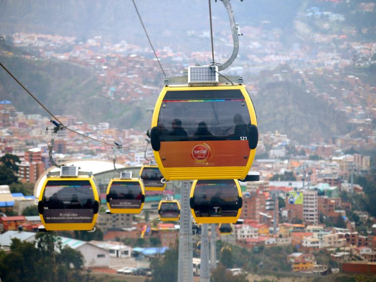 Les transports urbains planant au-dessus des toits de La Paz