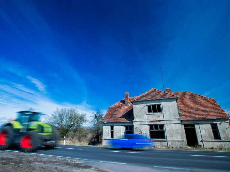 Landflucht: verlassenes Haus in einem Dorf in Mecklenburg.