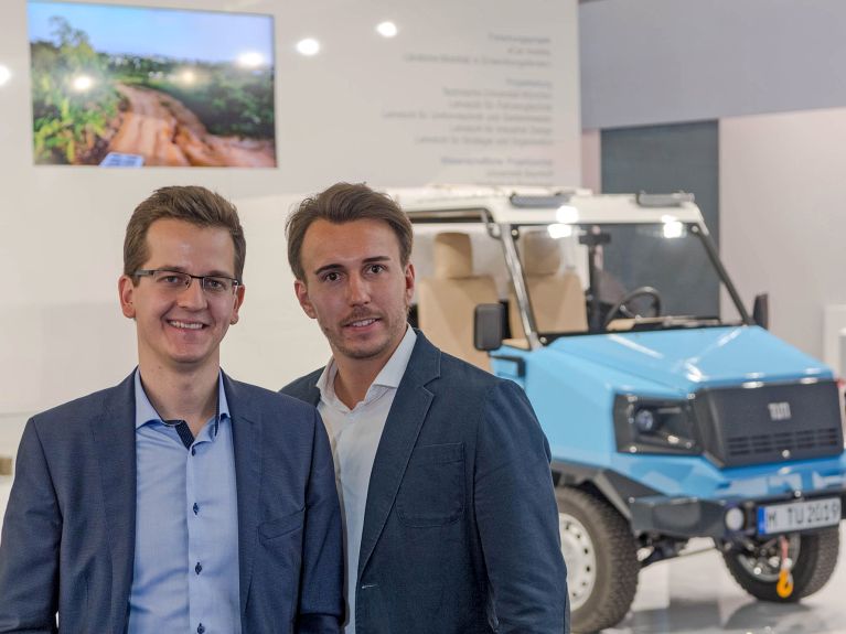 Founders Sascha Koberstaedt and Martin Šoltés in front of the aCar