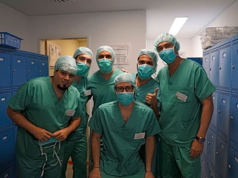 Pfleger aus Italien bei einer Führung durch ein deutsches Krankenhaus. 
