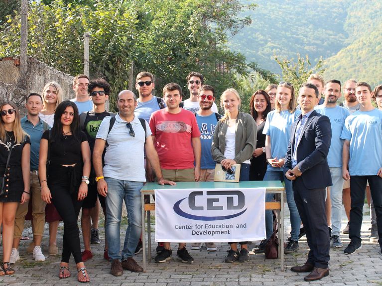Griechische Studierende in Tearce, Nord-Mazedonien, mit dem lokalen Partner Center for Education and Development (CED)