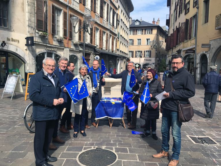 Marc Lavedrine (atrás, a la dcha.) apoya el movimiento Pulse of Europe en Francia.