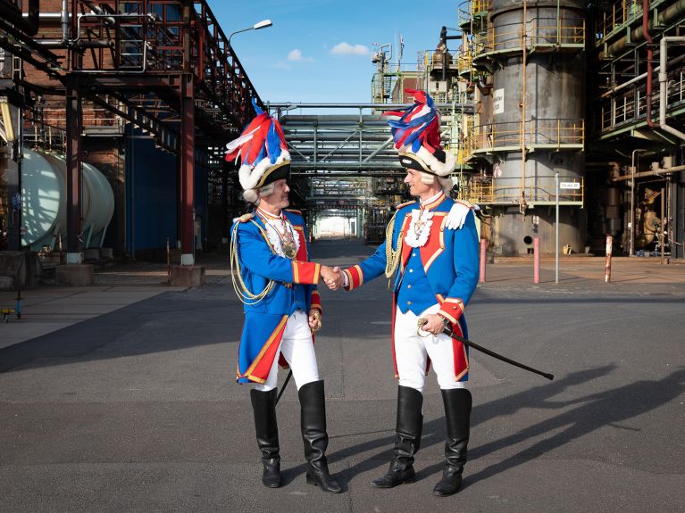 Author Matthias Burchardt hast also dealt with the topic of „home“ in photography: Here two carnivalists in the chemical park in Hürth