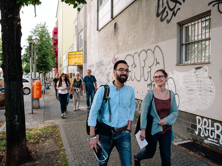 Hamdi Kassar führt Besucher durch Beril