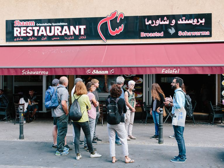 Hamdi Kassar führt Besucher durch Berlin