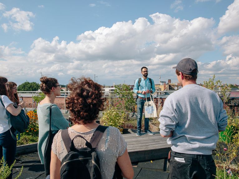 Hamdi Kassar führt Besucher durch Berlin