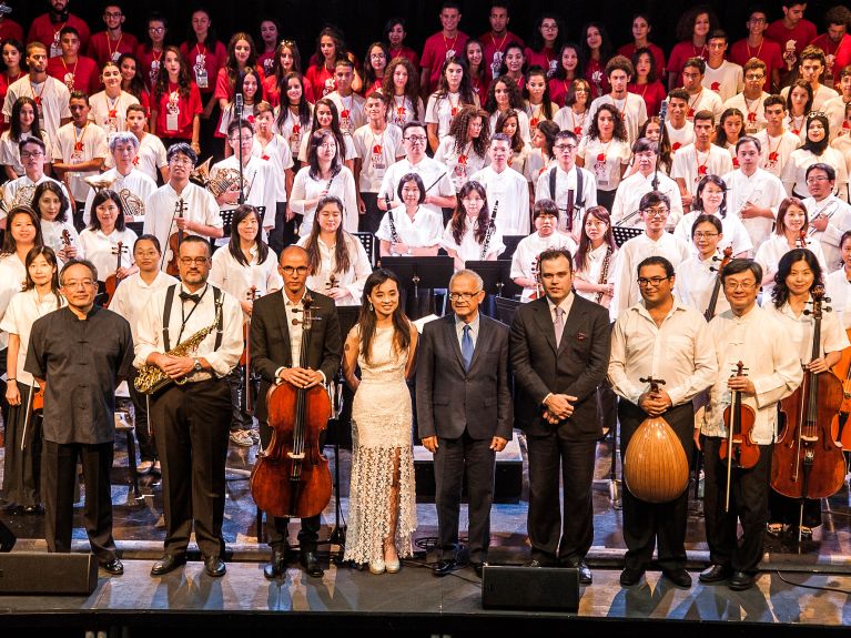 Musikklub von Tunisia 88 zusammen mit einem Orchester aus Taipeh