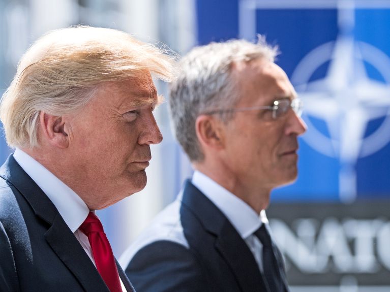 US-Präsident Trump und NATO-Generalsekretär Stoltenberg (r.)