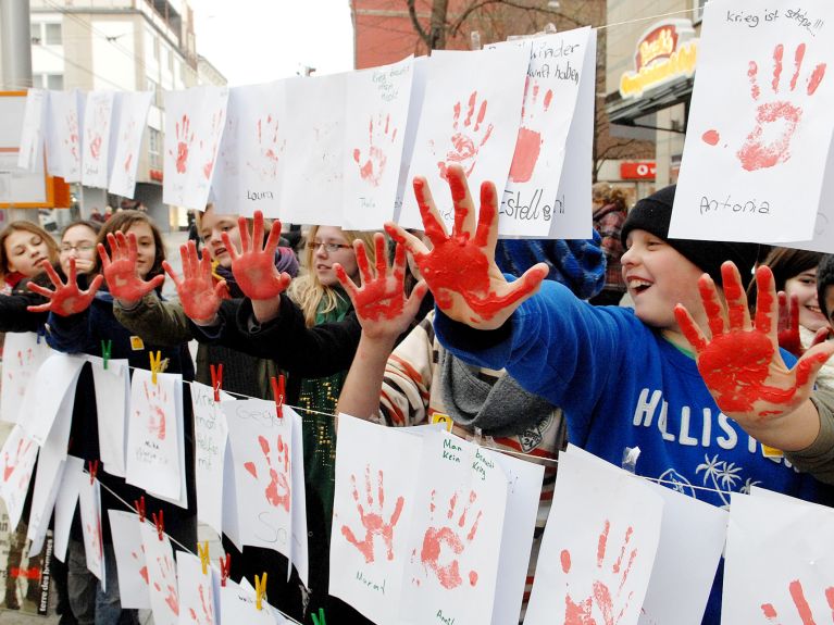 Aktion zum Red Hand Day mit Schülern in Neuss.