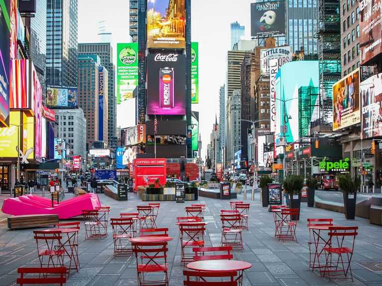 Ungewohntes Bild: Wegen Corona bleiben die Stühle am New Yorker Times Square leer