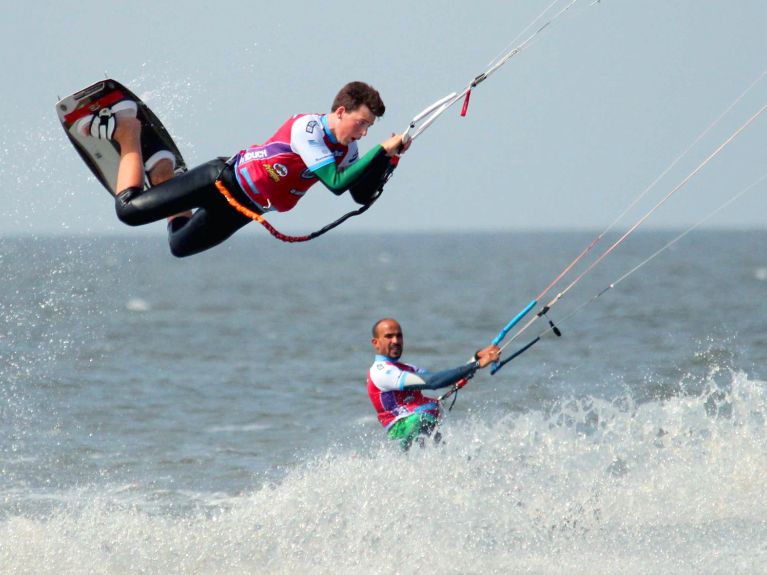 Kitesurfing en el Mar del Norte: sintiendo el viento y las olas
