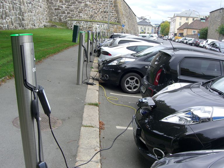 جنة السيارات الكهربائية: تنتشر محطات الشحن الكهربائي للسيارات في كل مكان في النرويج.