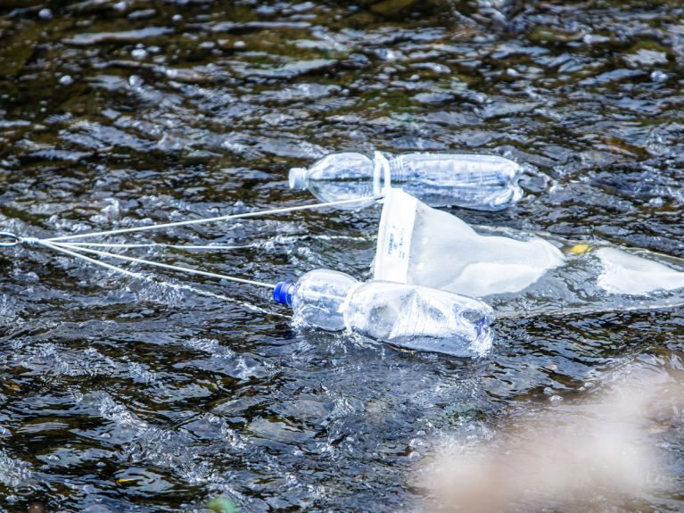 Un filet spécial recueille même les plus petits morceaux de plastique Un filet spécial recueille même les plus petits morceaux de plastique