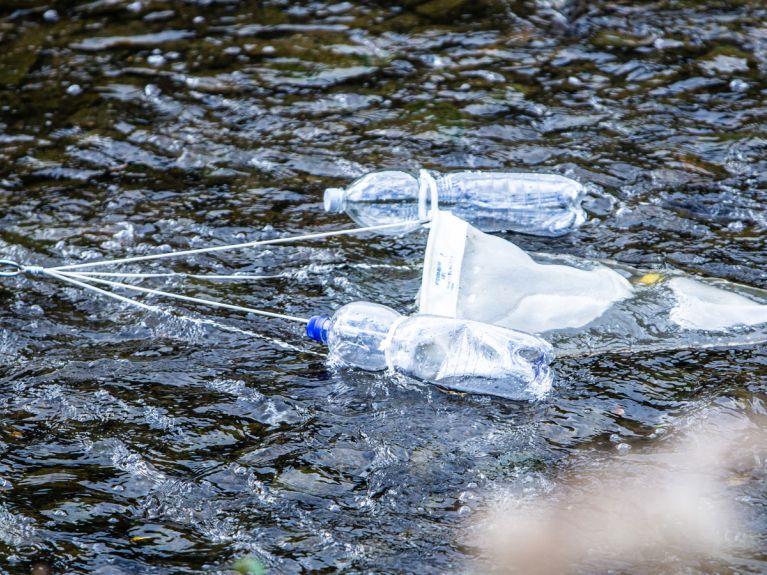 Ein Spezialnetz erfasst auch kleinste Plastikteile