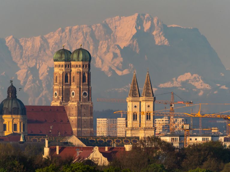 Blick über München: vor Alpenkulisse Arbeit an der Zukunft 