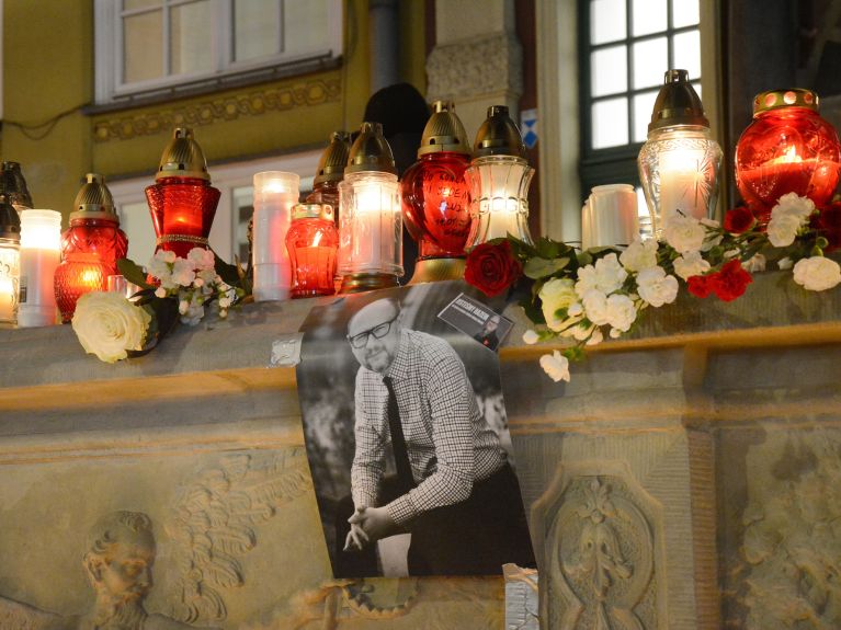 W Gdańsku zapłonęły świece i znicze ku pamięci Pawła Adamowicza.