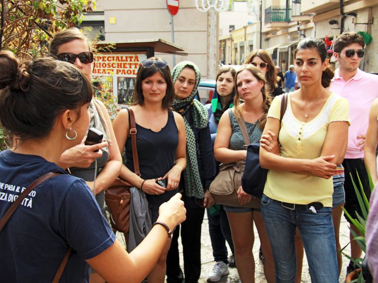 Peace Boat : à bord du navire et à terre les étudiants discutent avec des activistes.