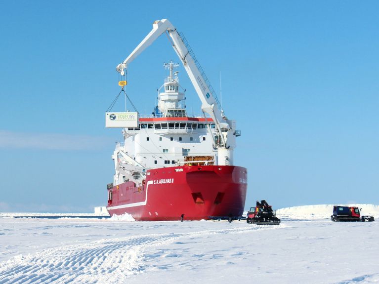 Eden-ISS: The Eden ISS greenhouse is unloaded from the ship in the Antarctic.